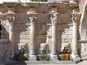 Античные питьевые фонтаны из мрамора