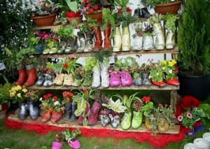 Flower pots made from old shoes are an original decoration for the garden...