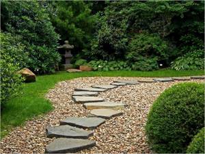 Decorative path made of natural stone and gravel, a great combination