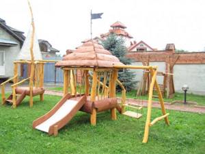 Детская площадка: домик с качелями