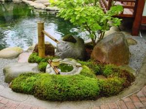 фонтан из тростника в японском саду