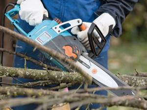 How to use a power saw?