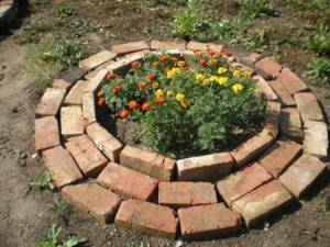 How to make a flowerbed out of brick with your own hands: the simplest and most popular methods