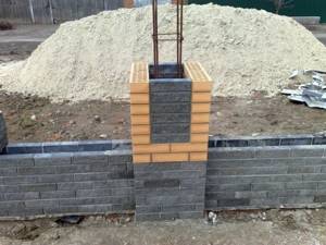 Laying brick pillars