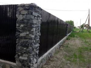 Комбинированный забор из камня