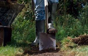 Shovel for digging up soil