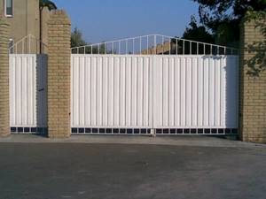 Metal swing gates with a wicket (44 photos): features of selection and installation