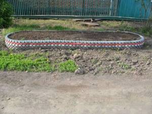 Fencing for flowerbeds made of tires