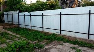Fencing the site with a fence made of corrugated sheets. How to make a fence from corrugated sheets on a slope 