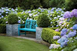 Selecting a bench for the garden style