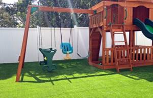 Полузасыпной газон на детской площадке