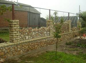 Construction of a stone fence