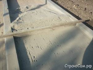 Правило для выравнивания песчано-цементной подушки. Высота бруска около 35 мм