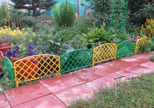 Сад: декоративный забор из пластика
