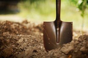 Garden shovel for digging up soil