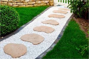 Crushed stone combines well with other materials, in this case with natural stone