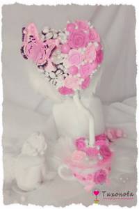 Топиарий На крыльях любви с кофейными зернами и розовыми розами в белой керамической чашке