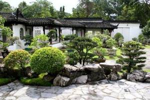 В китайском саду всегда присутствует выраженный центр в виде доминирующей композиции, а остальные элементы располагаются вокруг нее