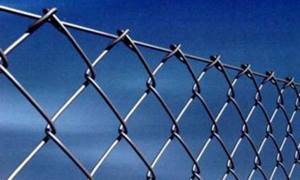 Chain-link fence: types of mesh, how to tighten it, attach photo